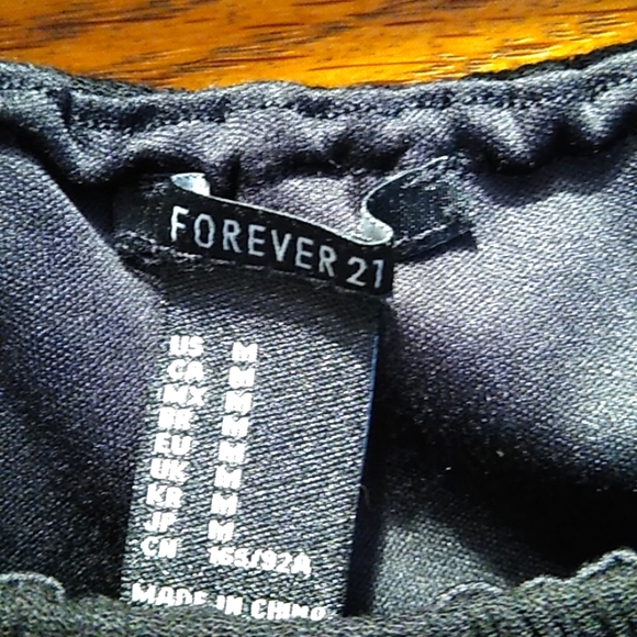 🥂 Beautiful embroidered cropped top in great condition, perfect for summer. - Picture 5 of 5